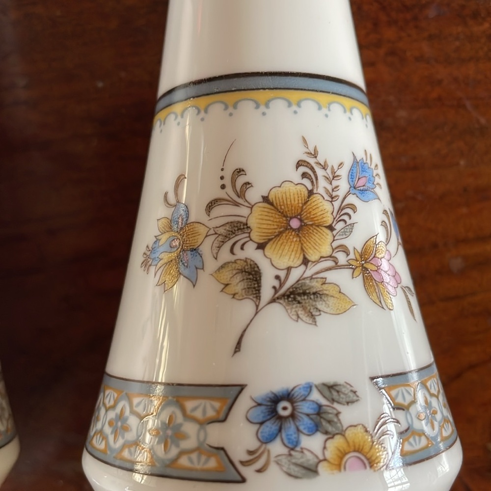 Mikasa Chippendale salt and pepper. One stopper mixing. - Picture 2 of 4